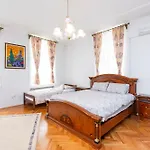 Royal Meeting Point Apartment Family & Group Friendly Up To 8