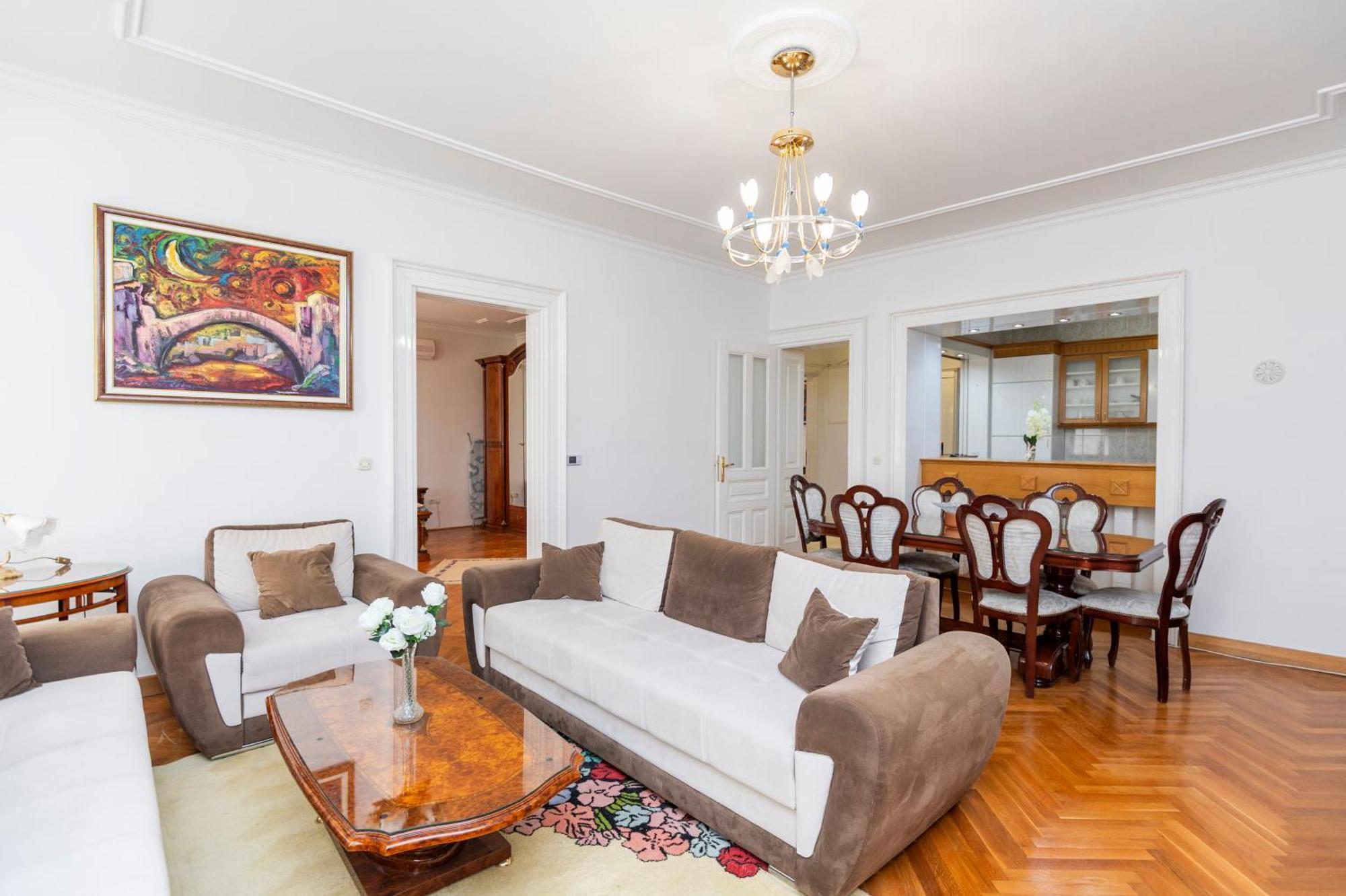 Royal Meeting Point Family & Group Friendly Up To 8 Apartment