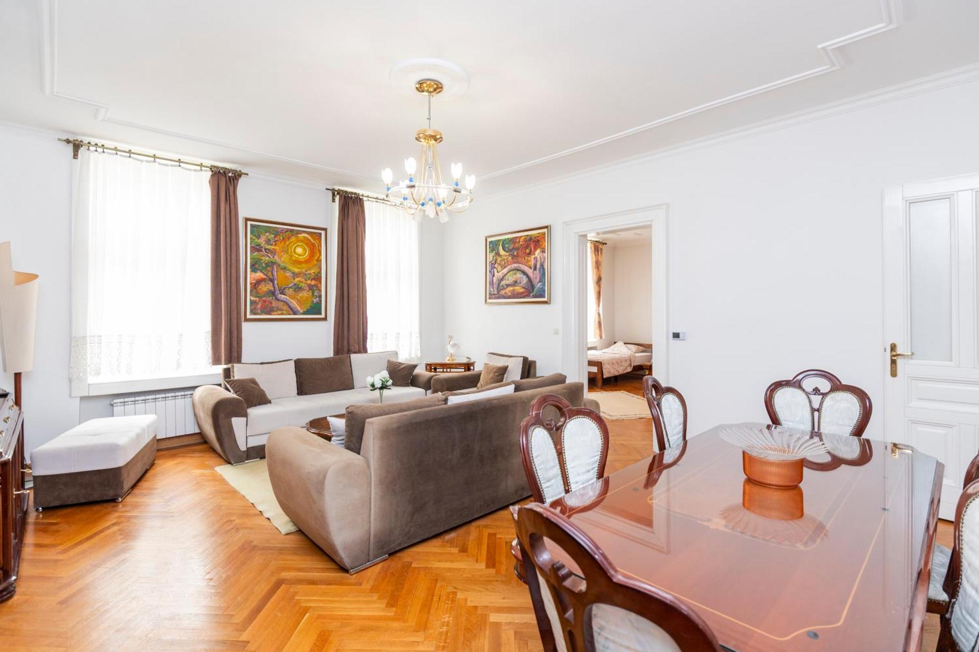 Royal Meeting Point Family & Group Friendly Up To 8 Apartment *