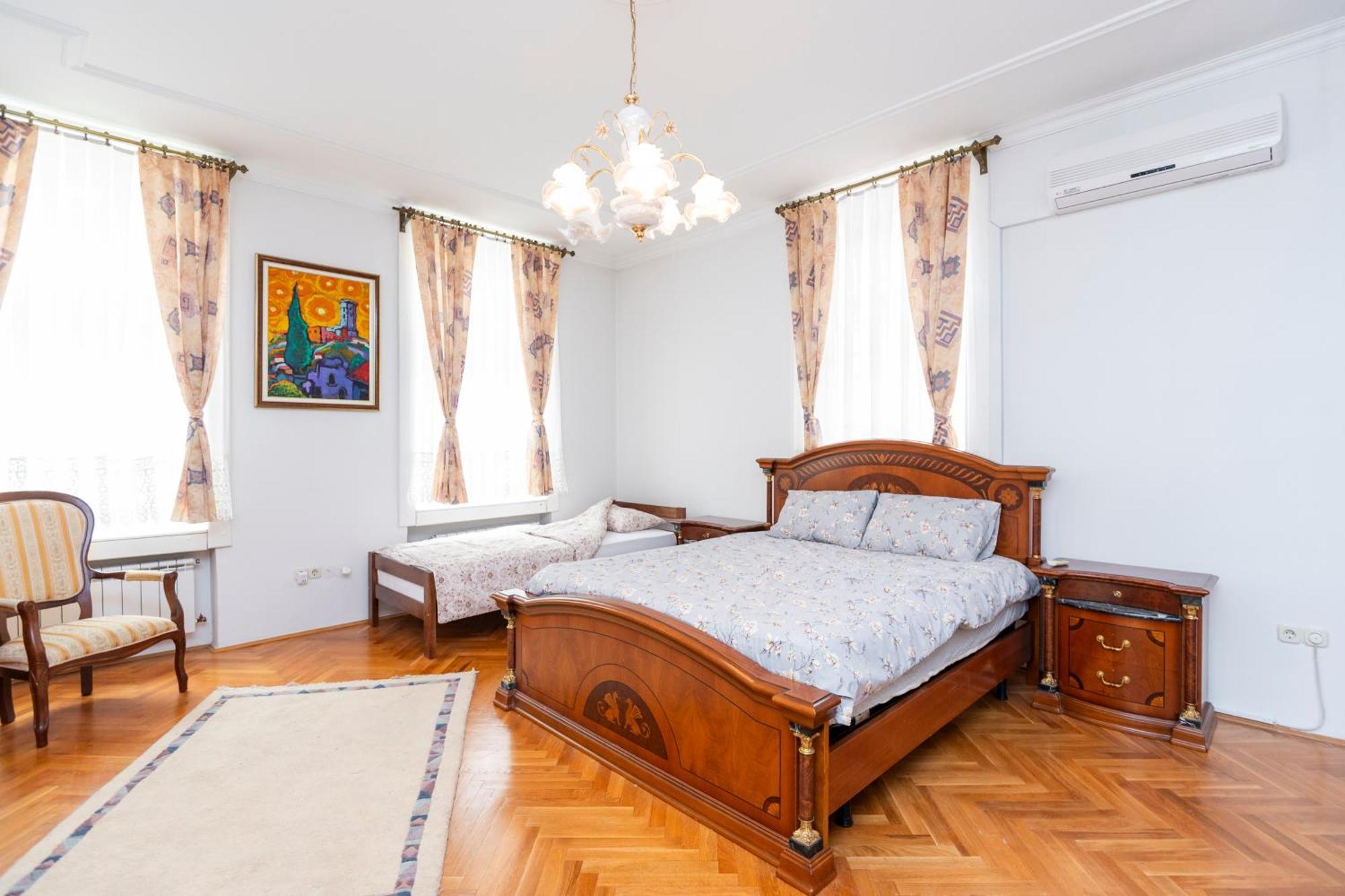 Royal Meeting Point Family & Group Friendly Up To 8 Apartment *