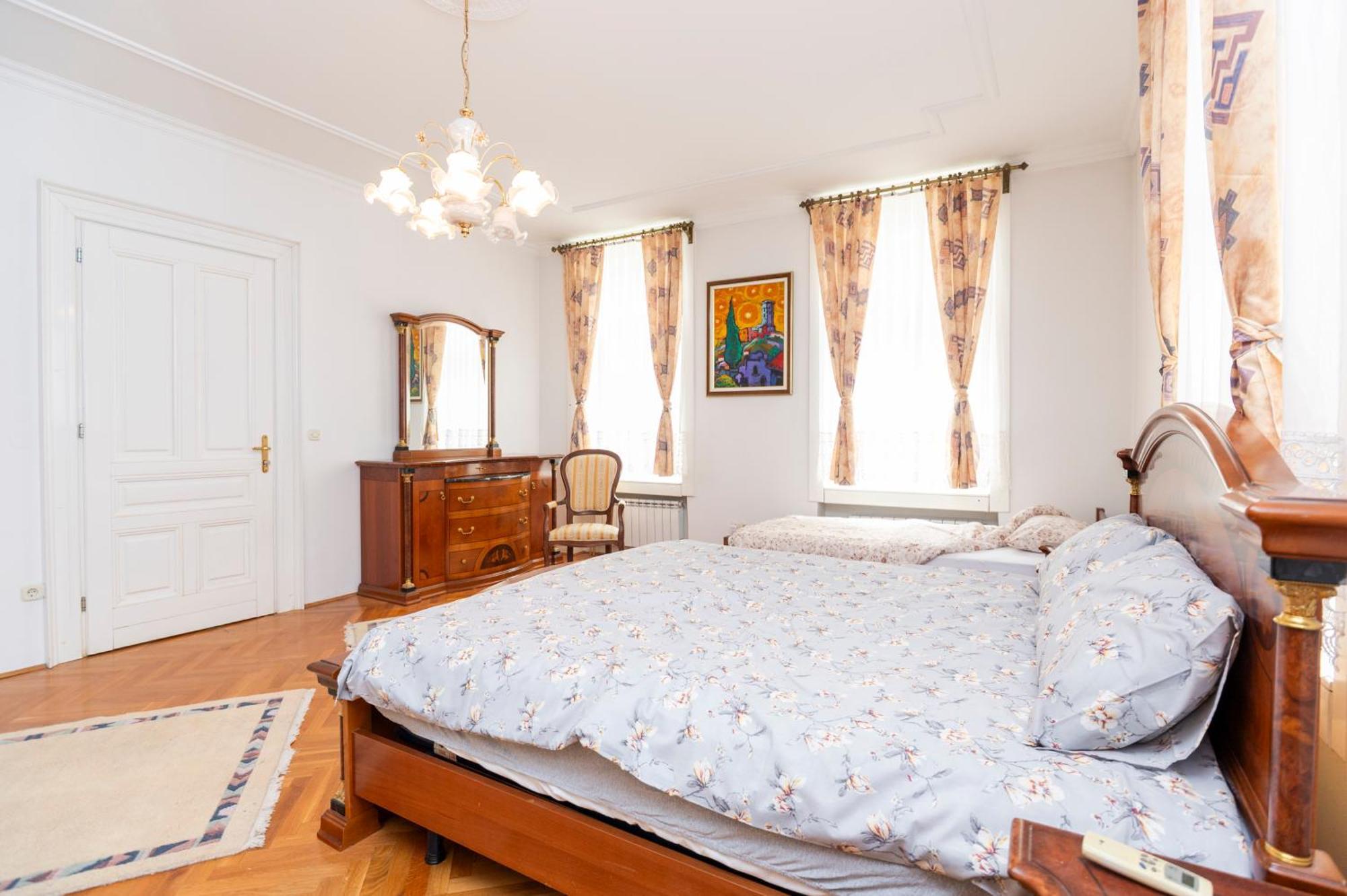 Royal Meeting Point Family & Group Friendly Up To 8 Apartment