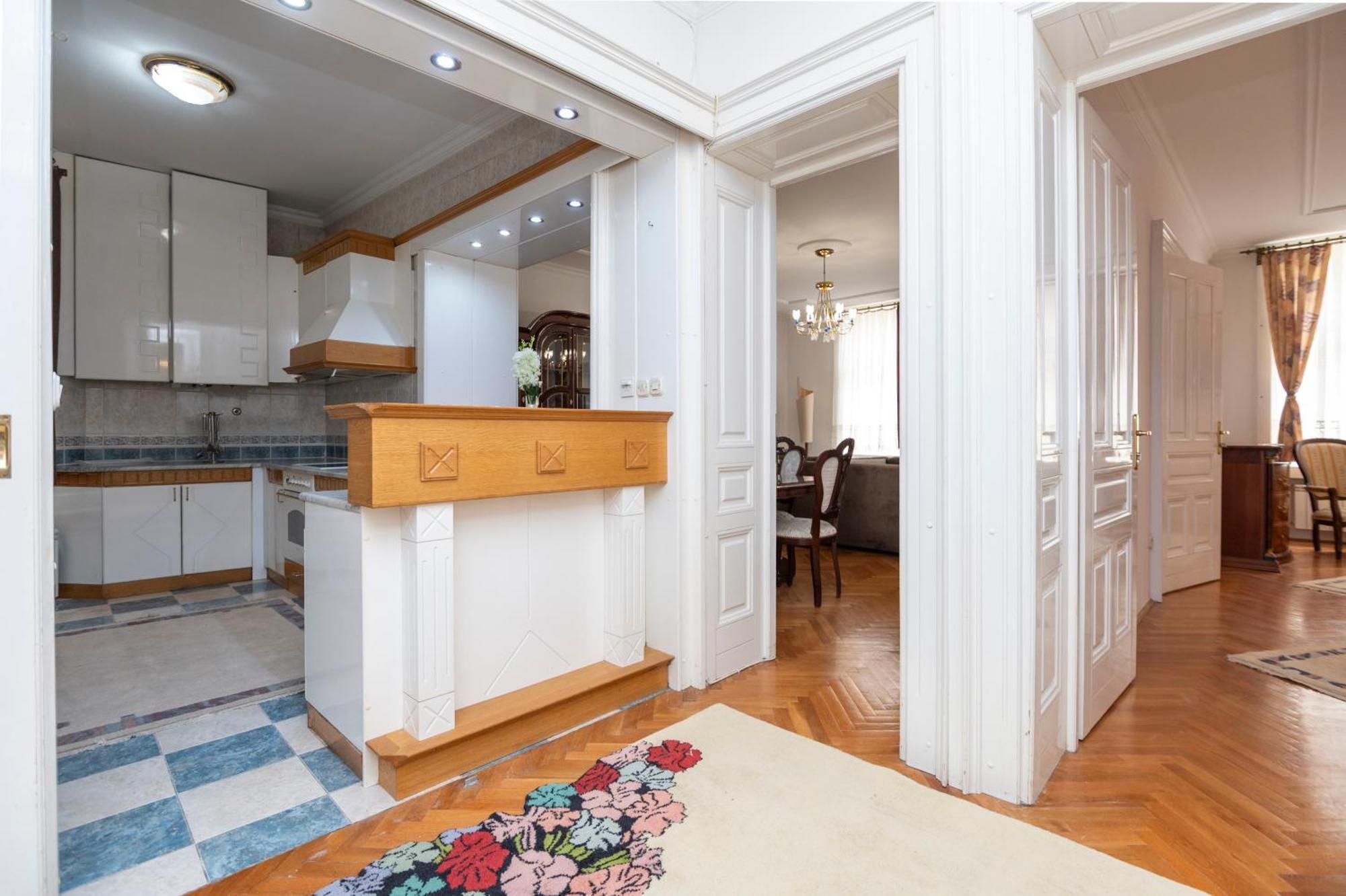 Apartment Royal Meeting Point Family & Group Friendly Up To 8